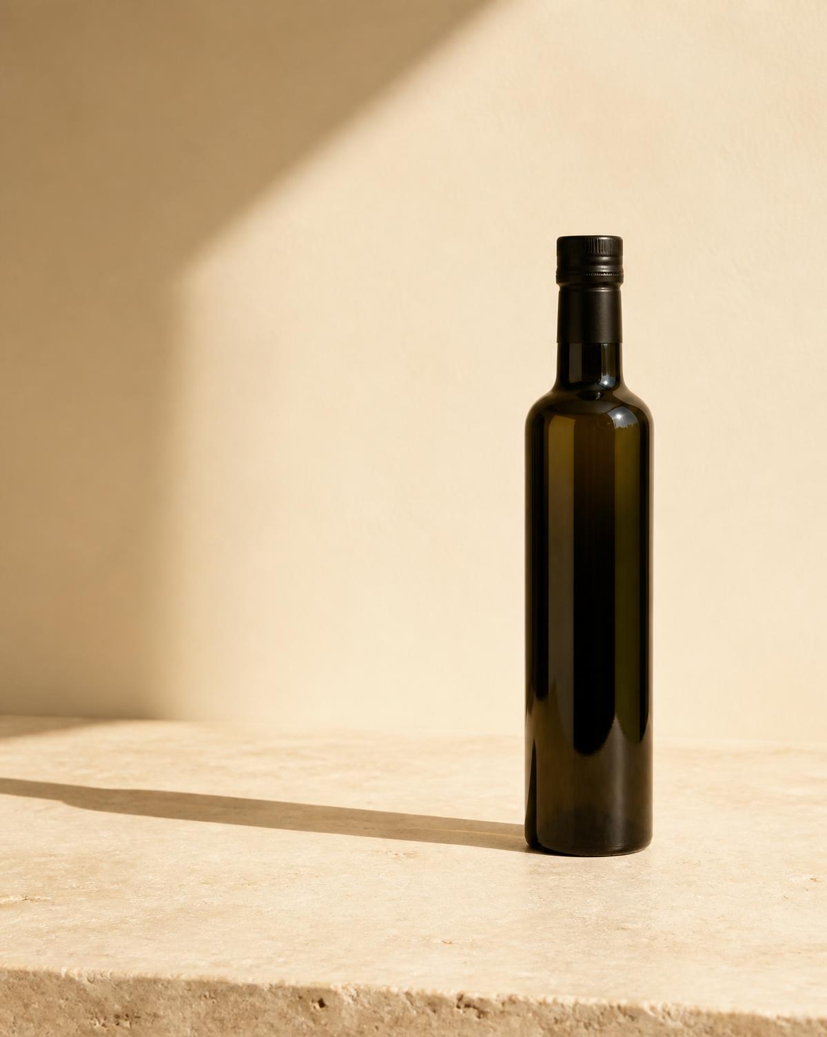 Bottiglia di olio extra vergine di oliva EVOCA su pietra chiara